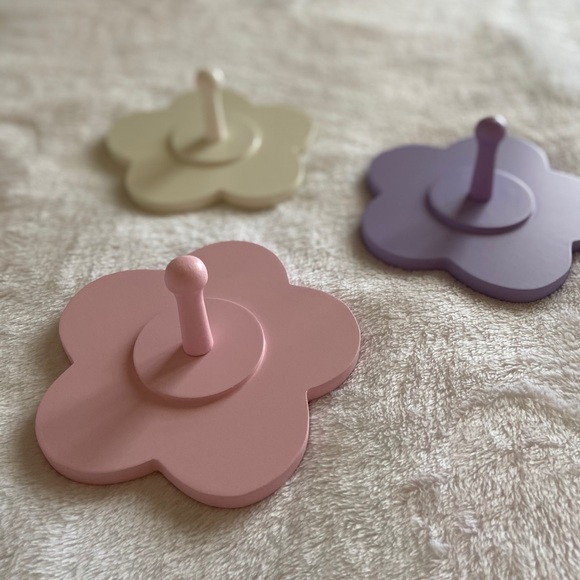 Flower Wall Pegs - Picture 1 of 5